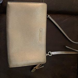 Michael Kors Crossbody wallet